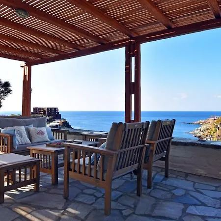 Dom wakacyjny Jopeli With A Large Swimming Pool And Sea View In *