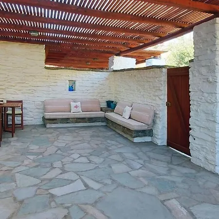 Dom wakacyjny Jopeli With A Large Swimming Pool And Sea View In *