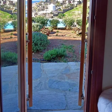 Dom wakacyjny Jopeli With A Large Swimming Pool And Sea View In *